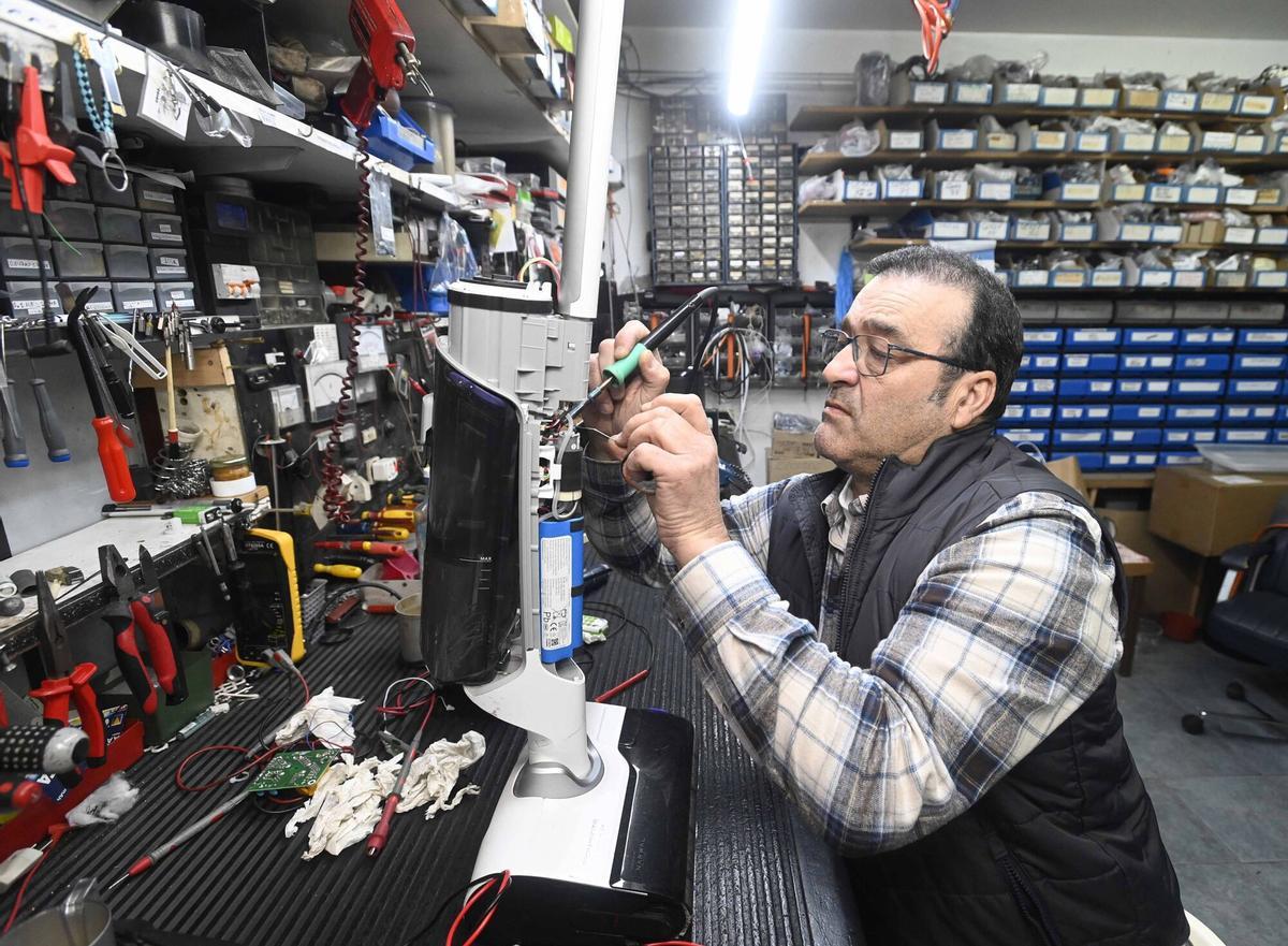Rafael Díaz, realizando una reparación en su negocio, Setel.