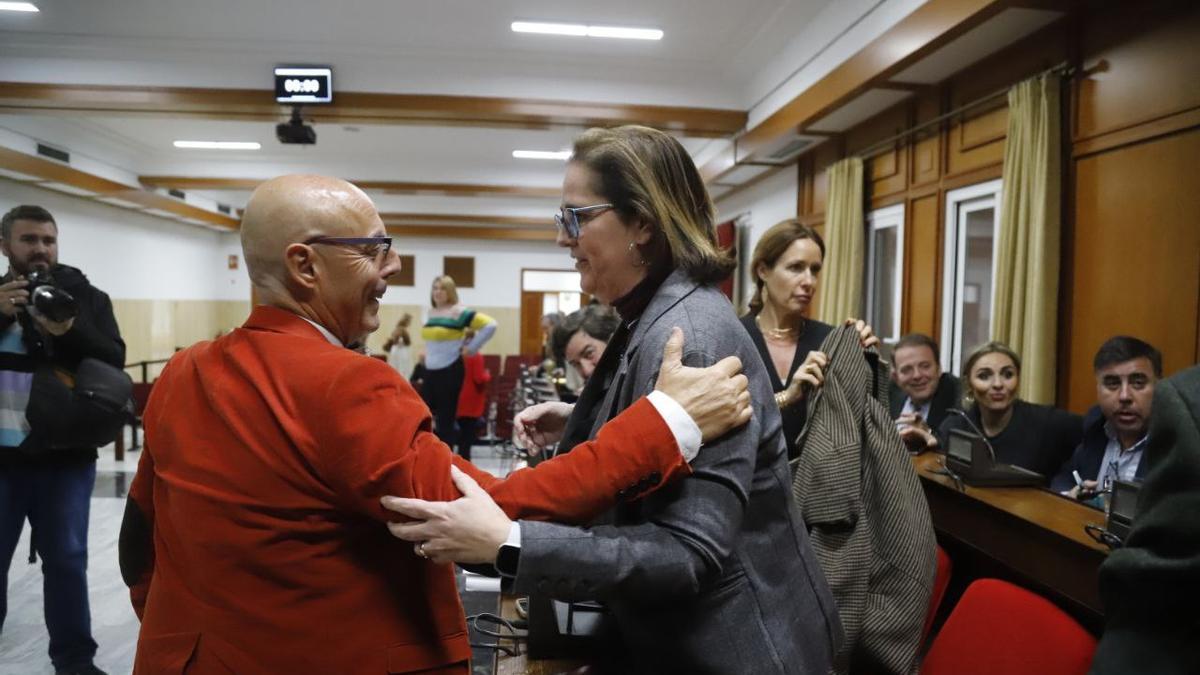 La teniente de alcalde de Hacienda, Blanca Torrent, saluda al portavoz socialista Antonio Hurtado.
