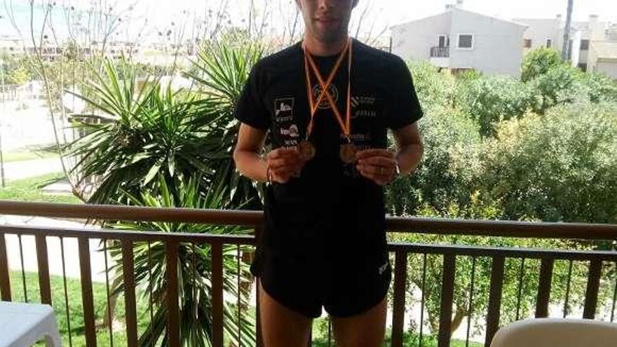 Iván Magariños posa con las dos medallas conseguidas en Alicante.