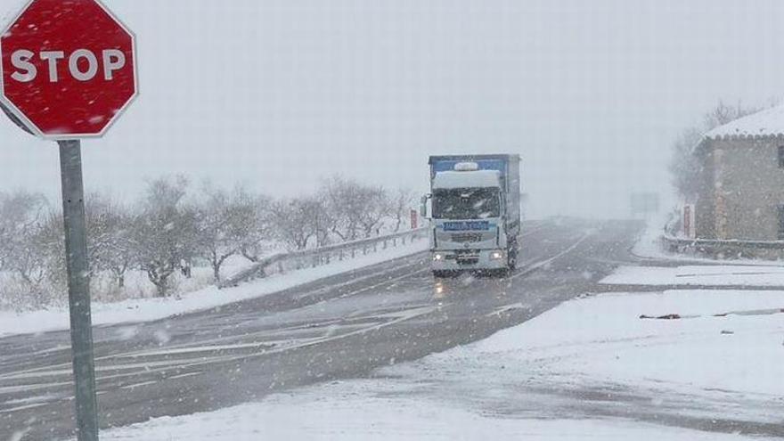 Efectivos de la DPT asisten a dos mujeres al quedarse su vehículo atascado en la nieve en Frías de Albarracín