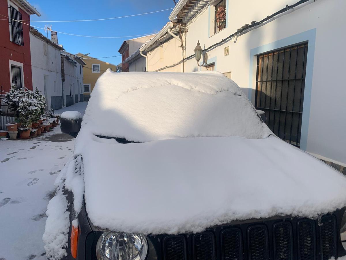 La nieve cubre un coche en el Calar, pedanía de Moratalla.
