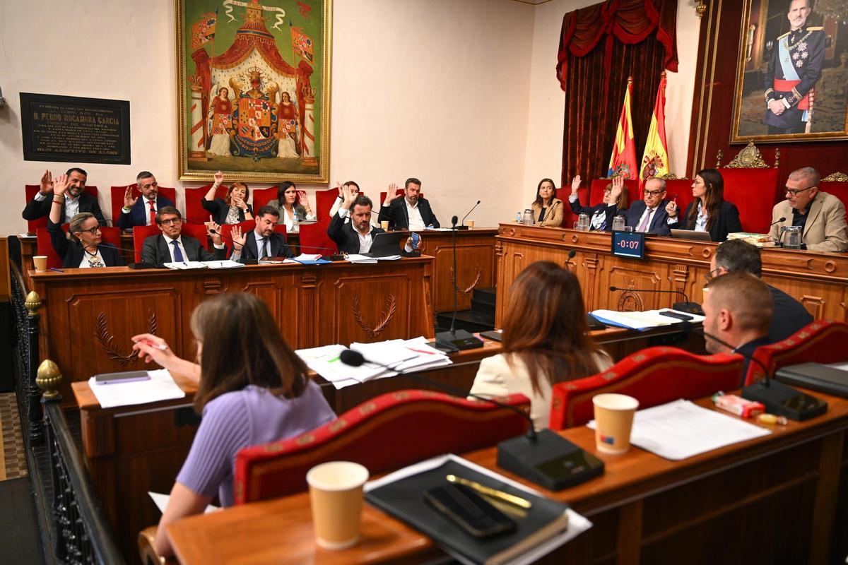 El pleno celebrado este martes en el Ayuntamiento de Elche.