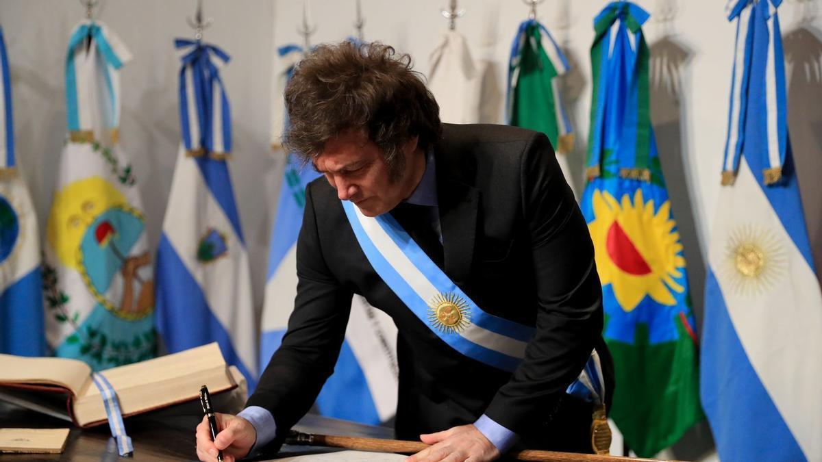 El presidente argentino, Javier Milei, firma el Pacto de Mayo, este martes en Tucumán.