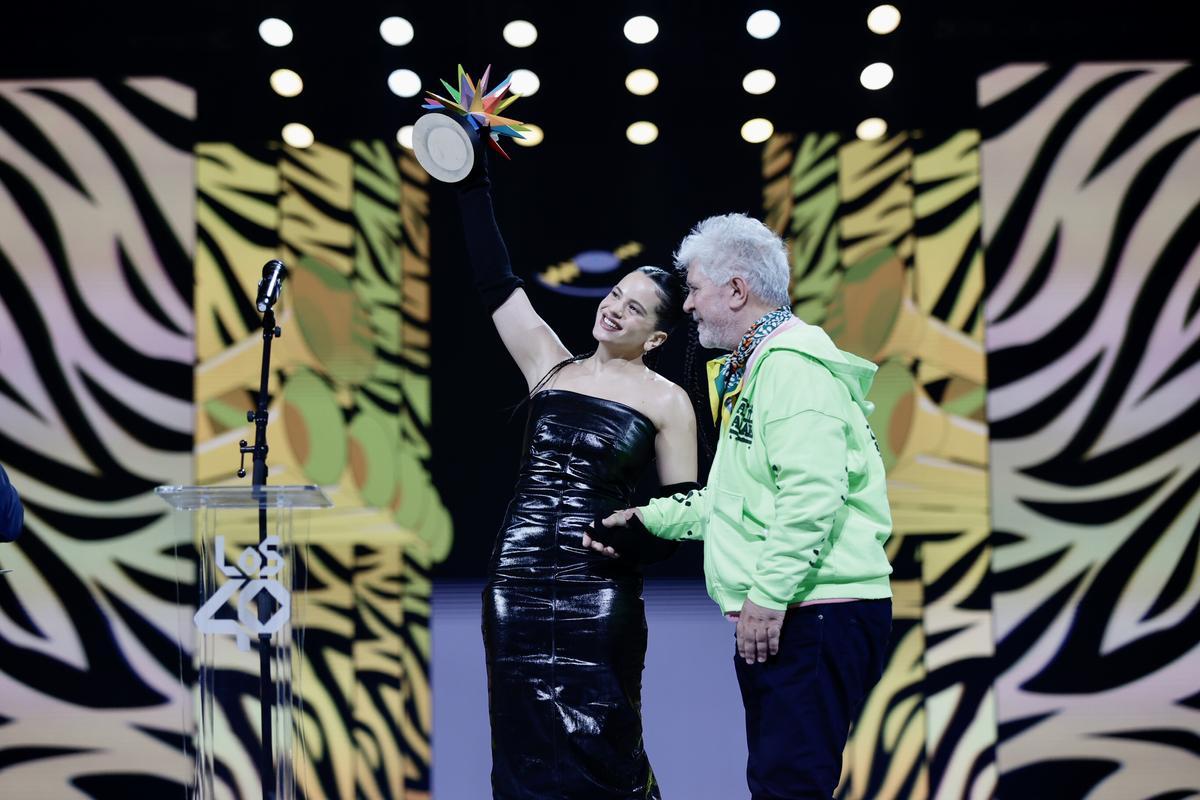 Rosalía y Pedro Almodóvar, que también se llevó un premio