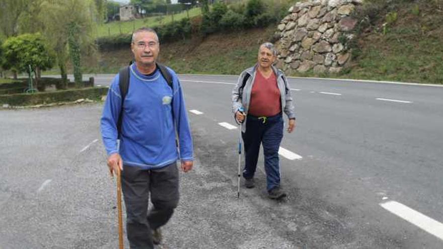 José Miguel Pérez y Manuel Doval, en plena ruta, por el desvío de El Bao.