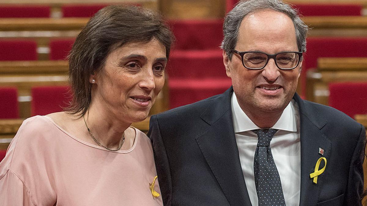 El expresidente con su esposa, Carola Miró, en el Parlament.