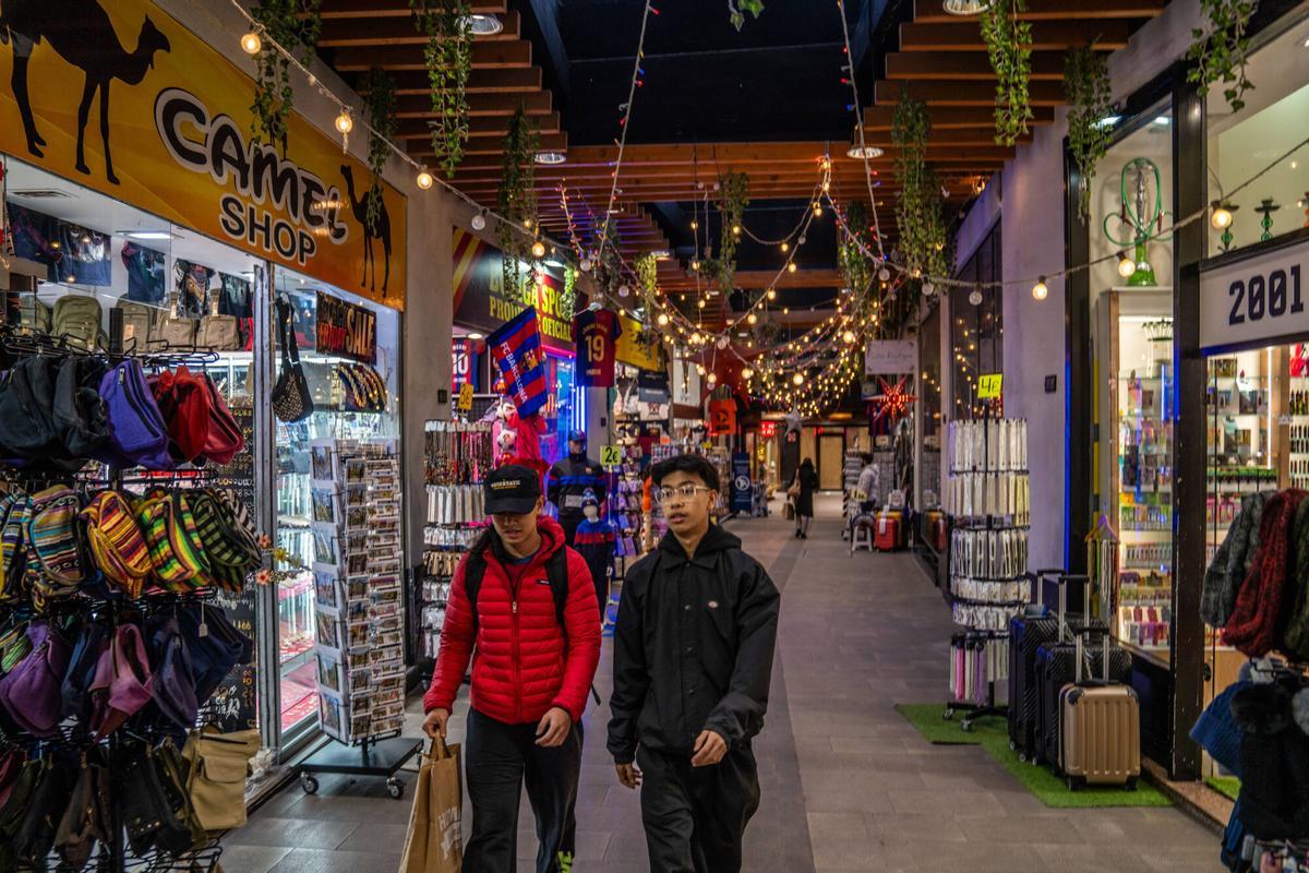 Tiendas y compradores de las Galeries Maldà en vísperas de la Navidad 2024
