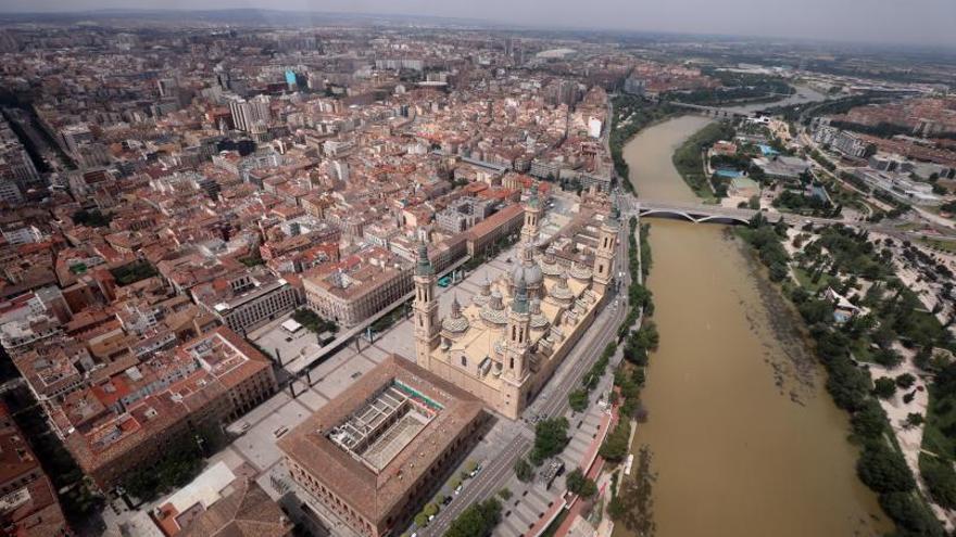 Imagen desde un helicóptero del centro de la capital aragonesa, uno de los barrios más poblados.  | ÁNGEL DE CASTRO