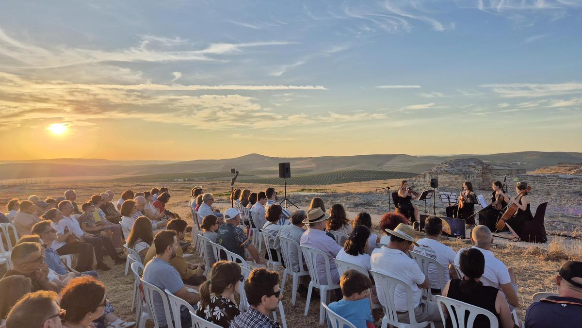Una actividad en Ategua al atardecer