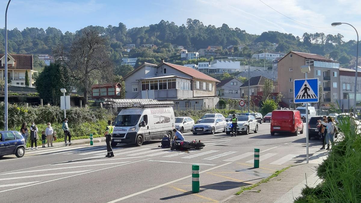 La motorista herida, en el lugar del accidente.