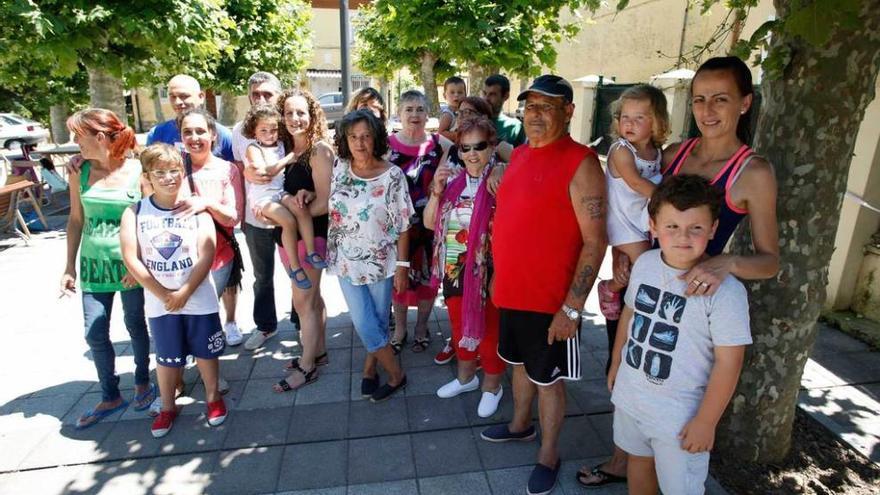 Algunos de los participantes en la comida en la calle del Nodo ayer.