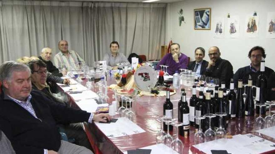 Cata de vinos de «Castro Mendi» en la Asociación de Sumilleres