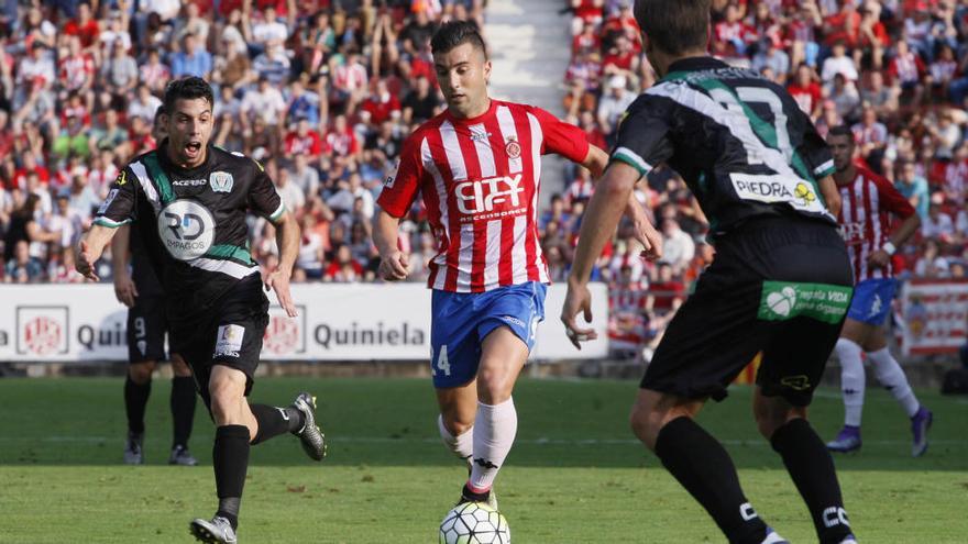 Borja García condueix la pilota durant el Girona-Còrdova del «play-off» d&#039;ascens a Primera de la temporada passada a Montilivi