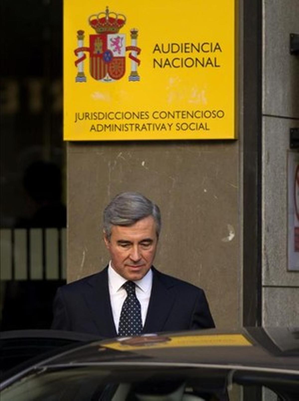 28/10/14 Ángel Acebes a la salida de la Audiencia Nacional donde ha ido a declarar por el caso de la caja B del Partido Popular.