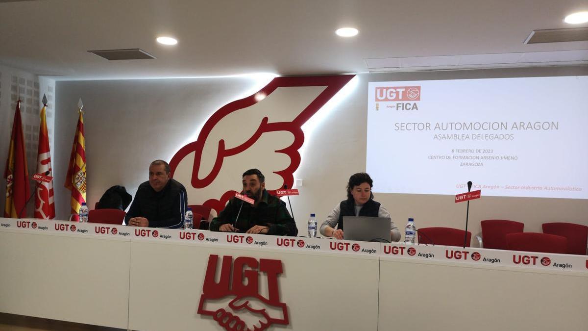 El secretario federal de Industria Automovilística de UGT FICA, Jordi Carmona (izquierda), el secretario de de Organización y Coordinación Área Interna, Sergio Sancho, (centro), y Sara Martín, presidenta del comité de empresa en Stellantis Figueruelas.