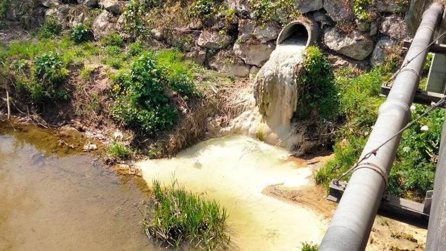 Los ecologistas denuncian un vertido contaminante al río Pinzales, en Gijón