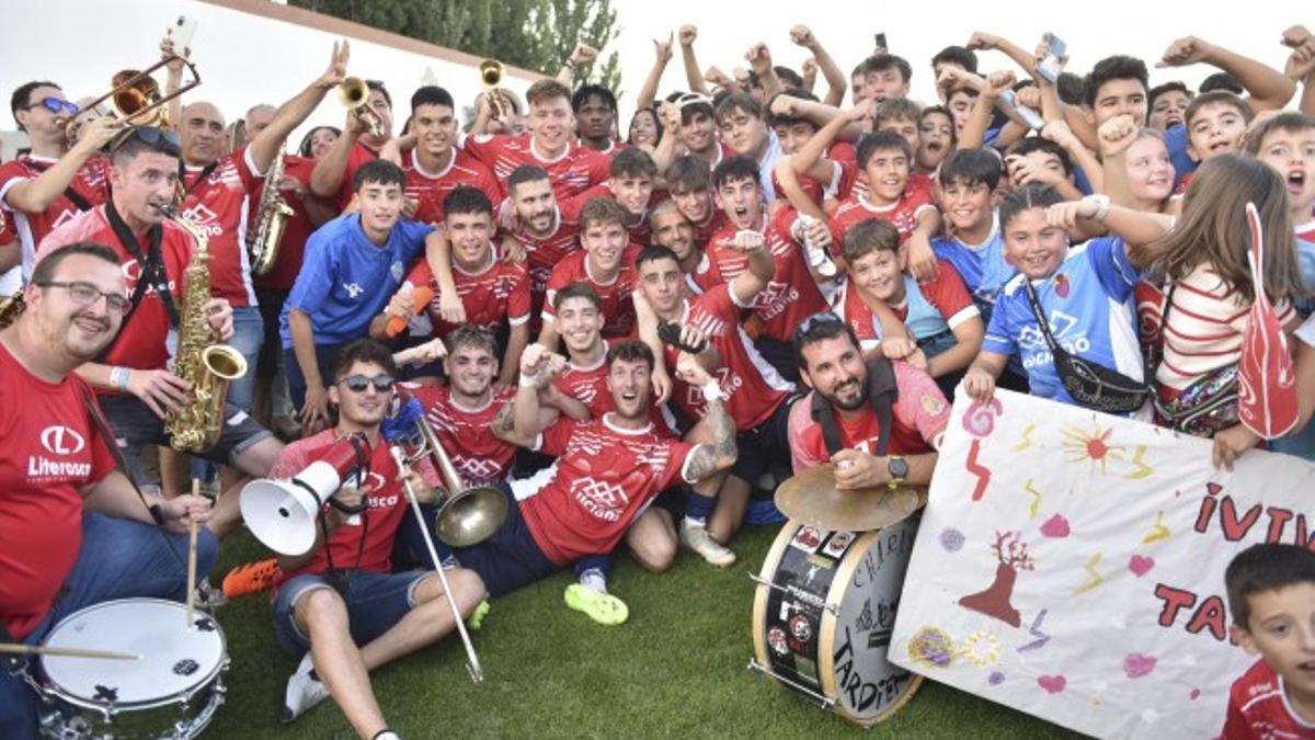 Los jugadores del Tardienta y su afición festejan el pase a la primera ronda de la Copa del Rey.