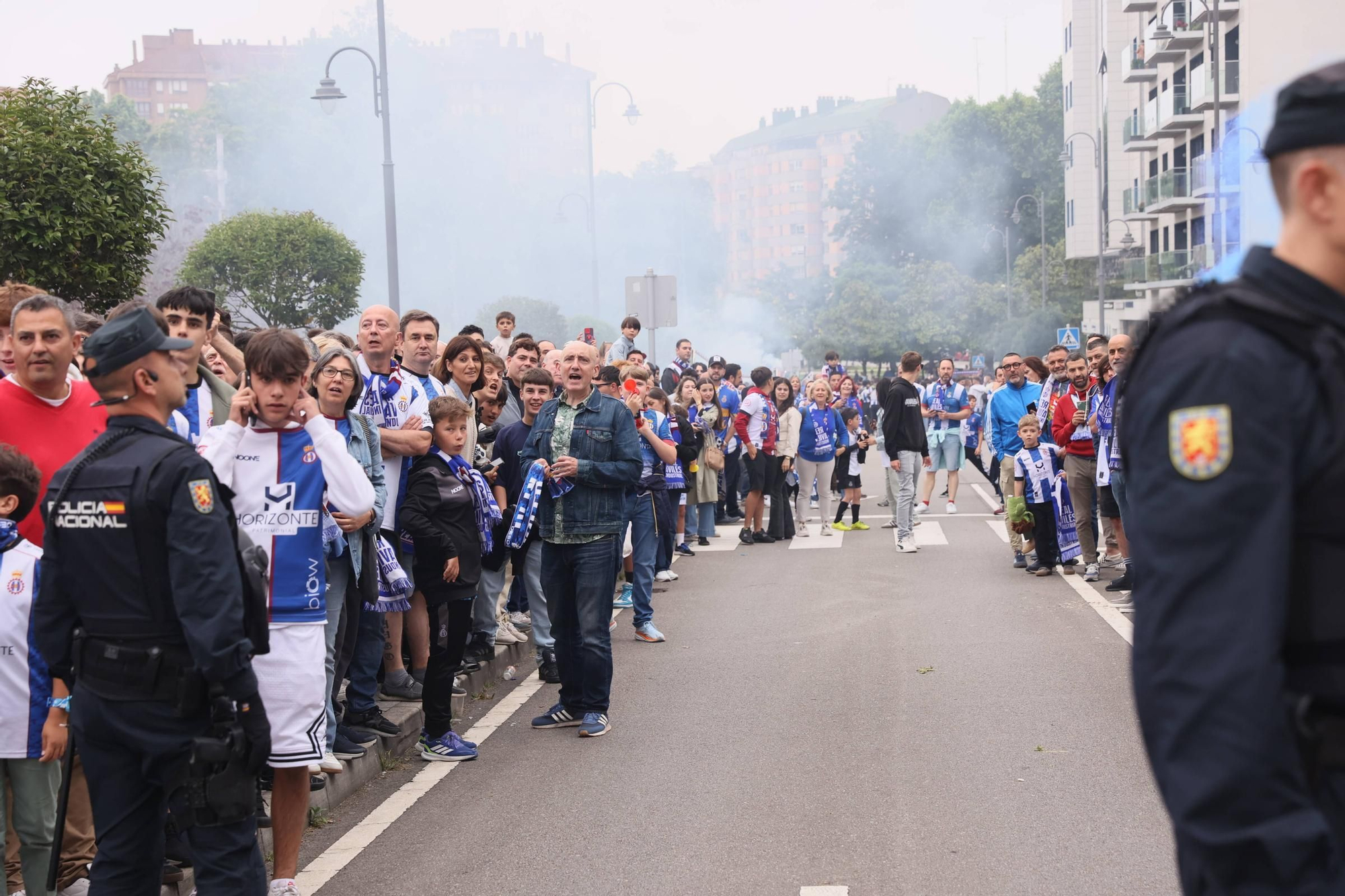 EN IMÁGENES: Avilés se tiñe de blanquiazul para la final por el ascenso ante el Rayo Majadahonda