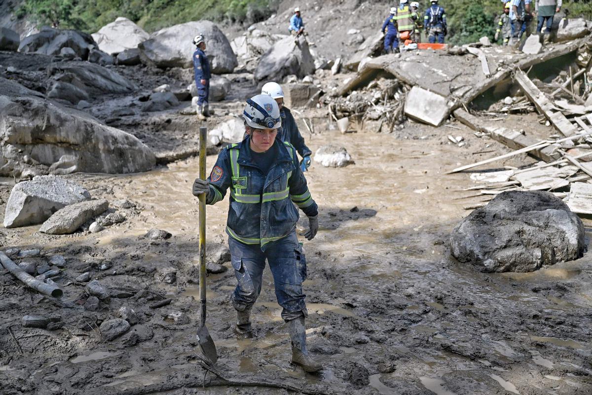 Equipos de rescate trabajan buscan desaparecidos tras una avalancha en Quetame, Colombia