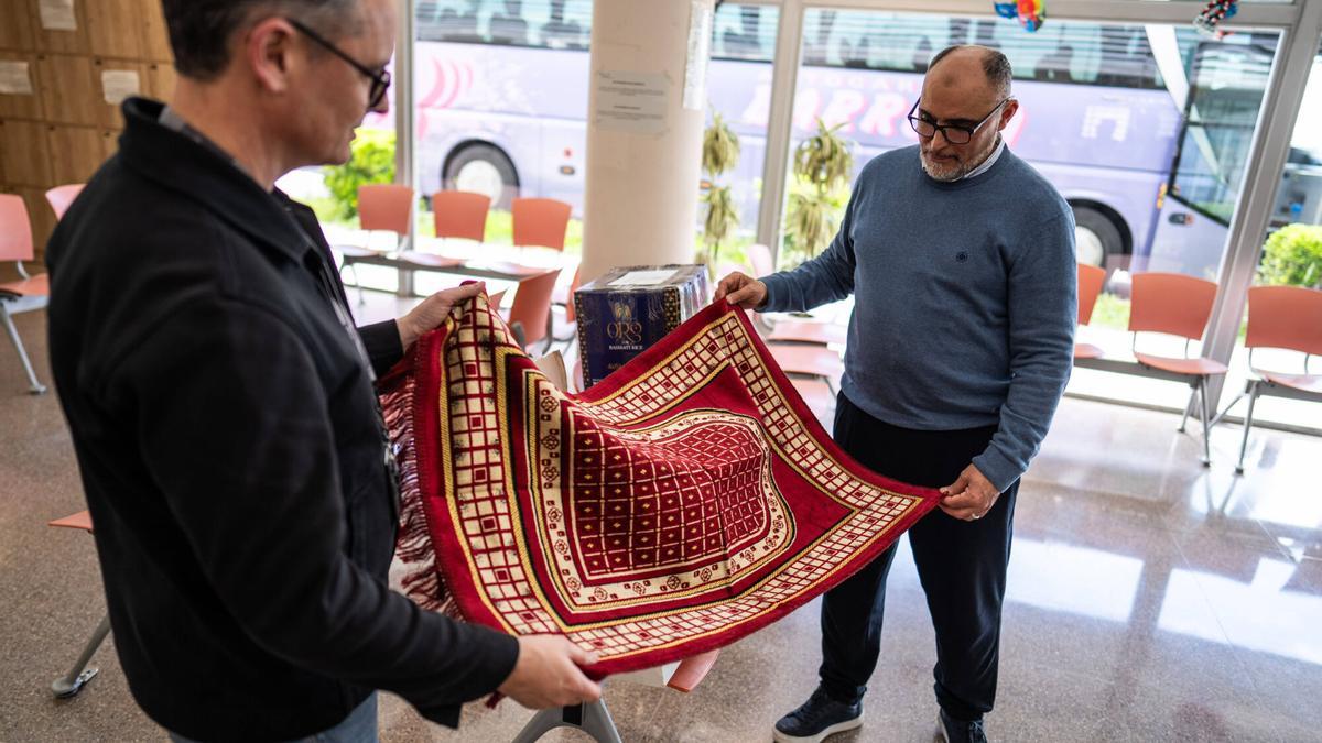 LA ROCA DEL VALLÈS 26/03/2025 Sociedad. Zakariya Mesbah, Iman del centro cultural Islámico de Sants. entrando en la carcel con alfombras para rezar y libros para donar. Entramos en la cárcel de Jóvenes de Catalunya para hacer un reportaje de como hacen en Ramadàn dentro de la prisión. FOTO de ZOWY VOETEN