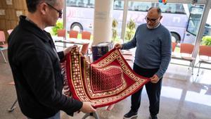 Nicolàs Barnes, subdirector de tratamiento de la cárcel de Joves, ayuda a transportar unas alfombras a Mohamed Halhoul, coordinador del Consell Islàmic de Catalunya.