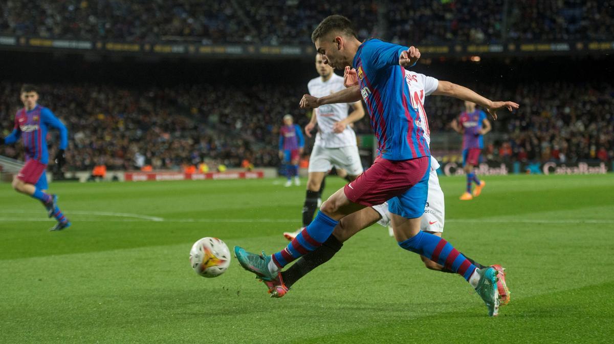 Ferran Torres centra ante la oposición de Jesús Navas en el Barça-Sevilla.