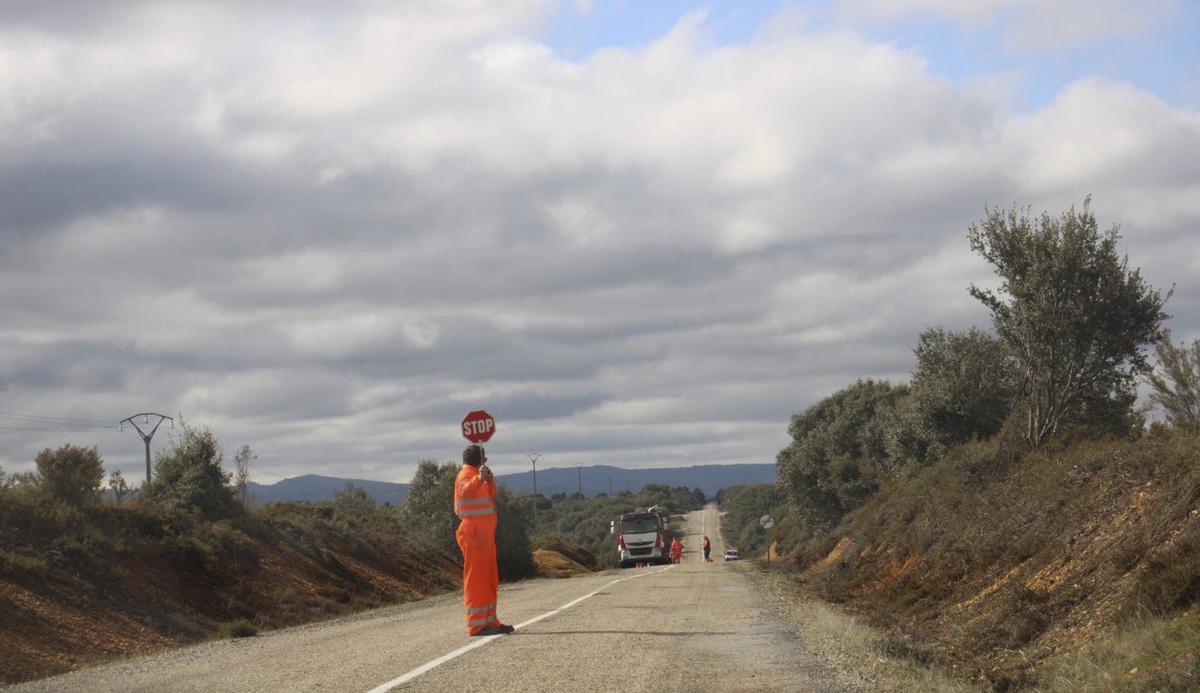 Un operario señaliza el tramo en el que se ha ejecutado el bacheo | A. S.