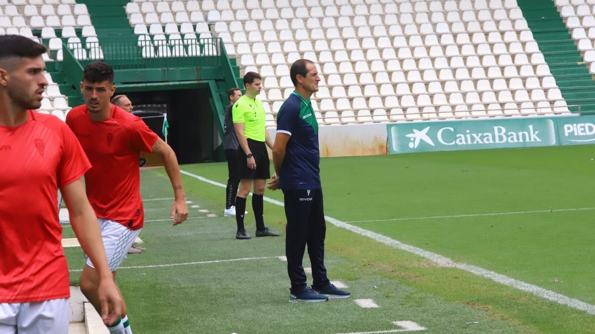 Diego Caro, en su área técnica durante el pasado choque de 'play off' ante el Salerm Puente Genil.