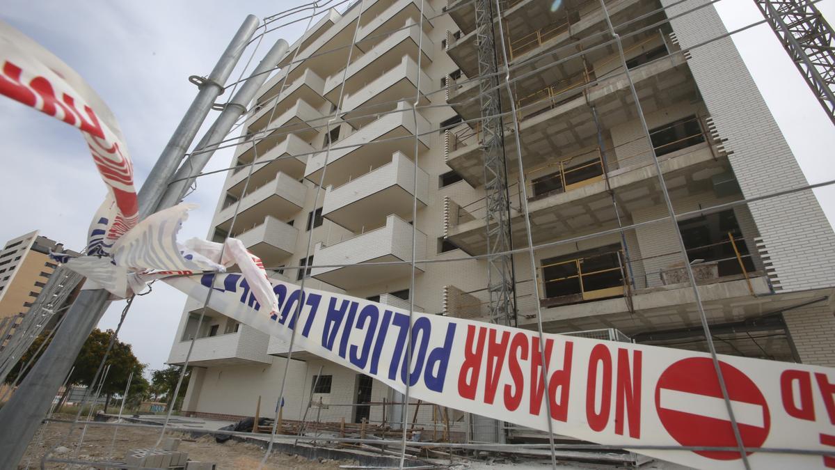 Imagen de archivo de un edificio en obras de El Campello donde se produjo un accidente laboral.