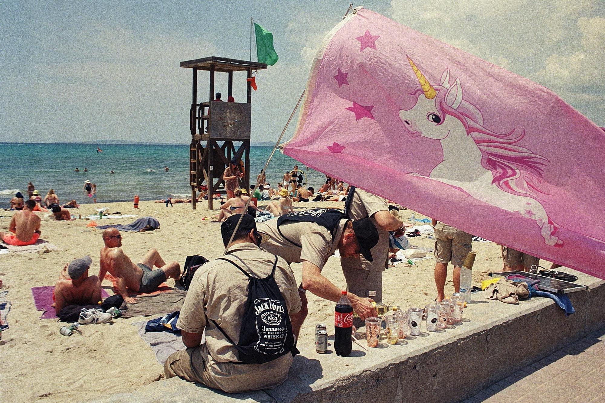 "Weine nicht, wenn der Pegel fällt": Bilder eines deutschen Straßenfotografen von der Playa de Palma auf Mallorca