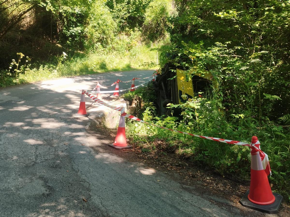En imágenes, el camión de Bomberos de Asturias volcado en la carretera AS-311, enGrado