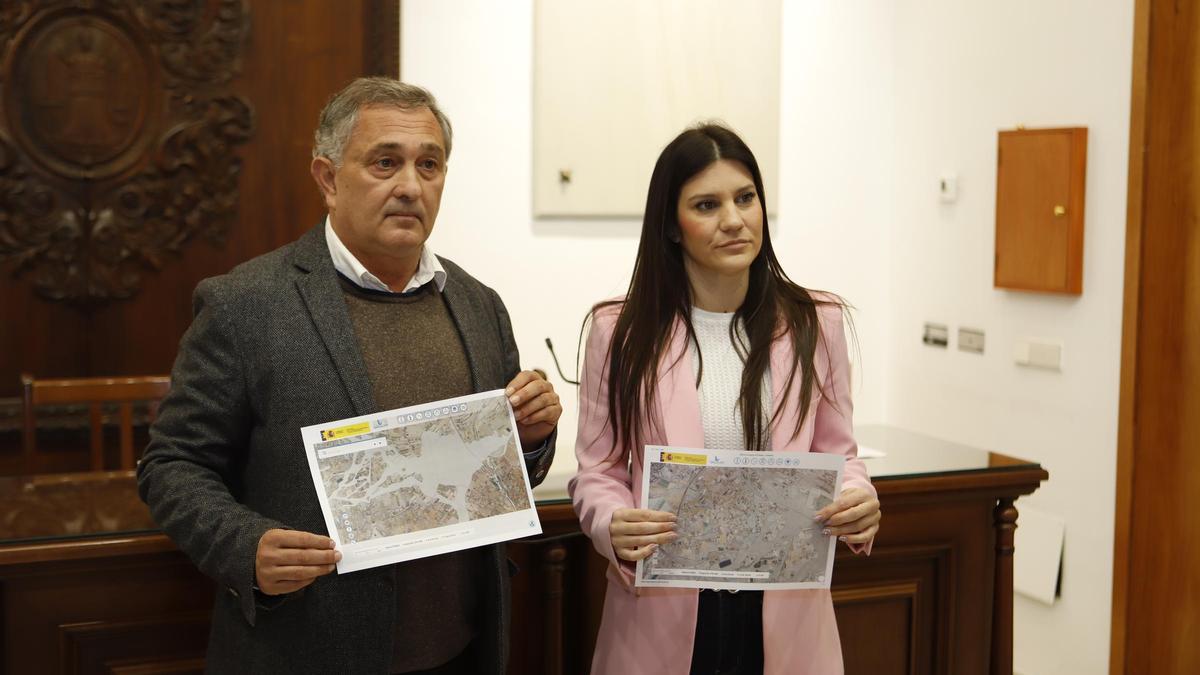 Ángel Meca y María Hernández, muestran los mapas de las Zonas de Flujo Preferente del municipio.