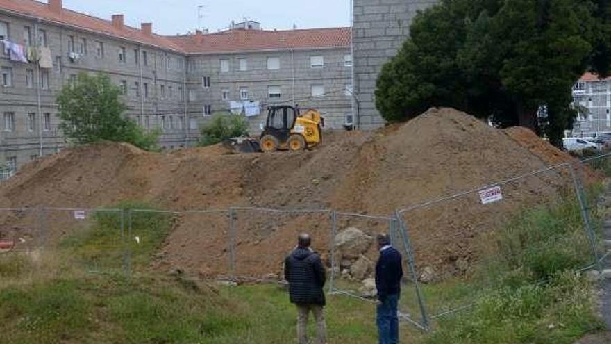 Acumulación de tierra procedente de la obra de Augas. // Noé Parga