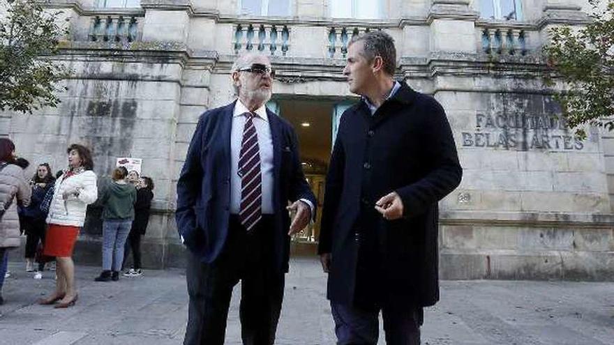 Cobián y Domínguez, ante el antiguo cuartel. // PP