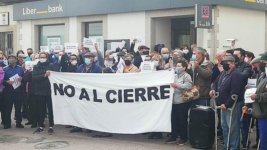Unicaja retrasa cierres de oficinas que tenía previsto hacer este mes en Extremadura