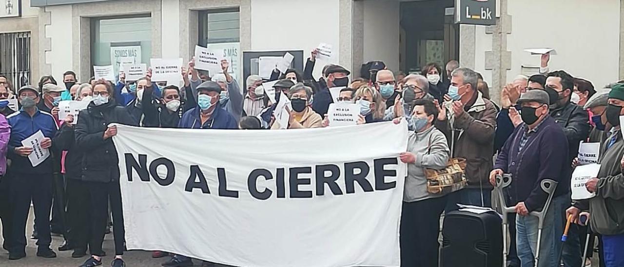 Protesta en Navas del Madroño, ayer, contra el cierre de su única oficina bancaria.