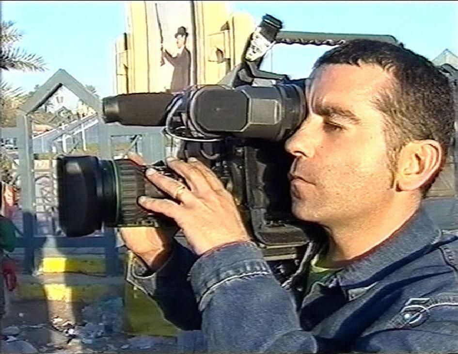 El reportero gallego José Couso con su cámara poco antes de morir en 2003
