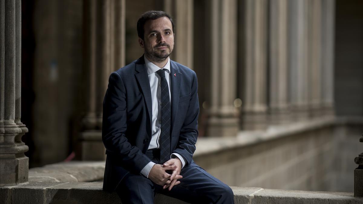 Barcelona    17 12 2020    Politica   El ministro Alberto Garzon fotografiado en la sala gotica del Ajuntament tras entrevistarse con la alcaldesa Colau (para entrevista)    Fotografia de Jordi Cotrina