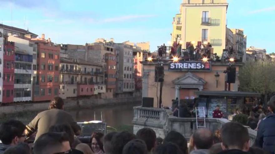 Unes 10.000 persones omplen el Pont de Pedra de Girona en l'obertura d'Strenes amb Txarango