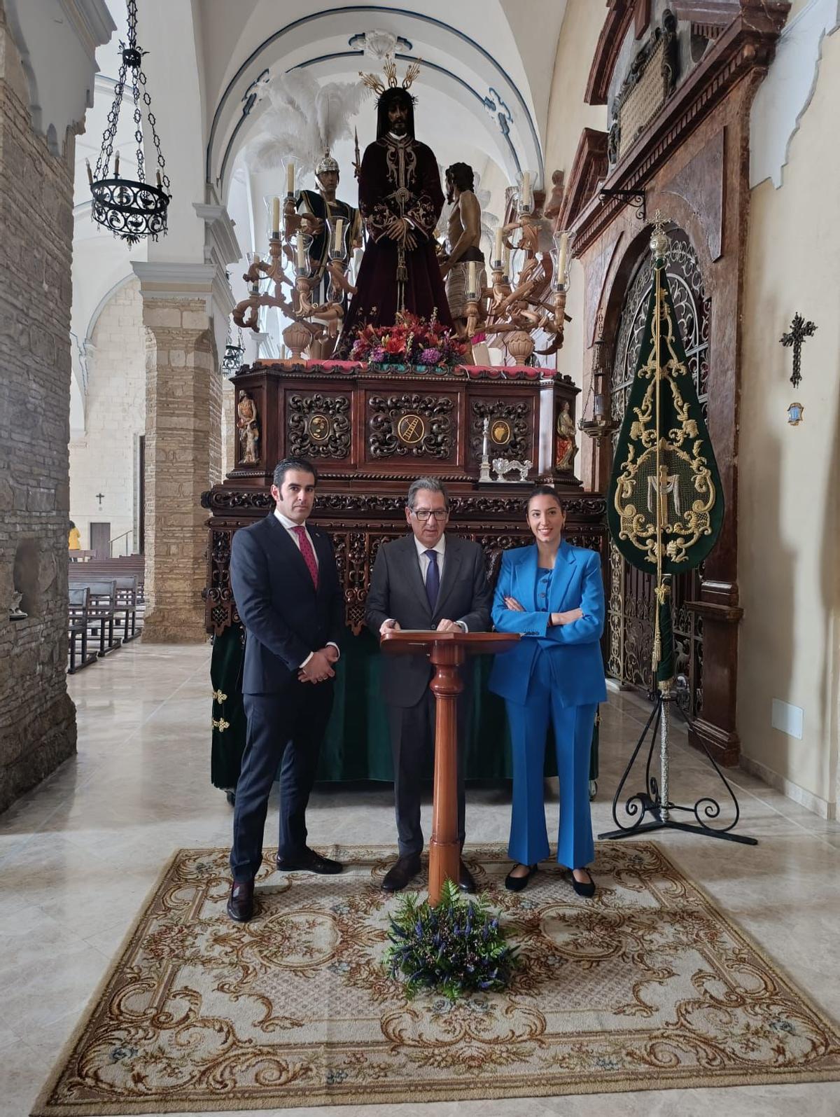 Firma del acuerdo entre la Fundación Cajasol y la hermandad.