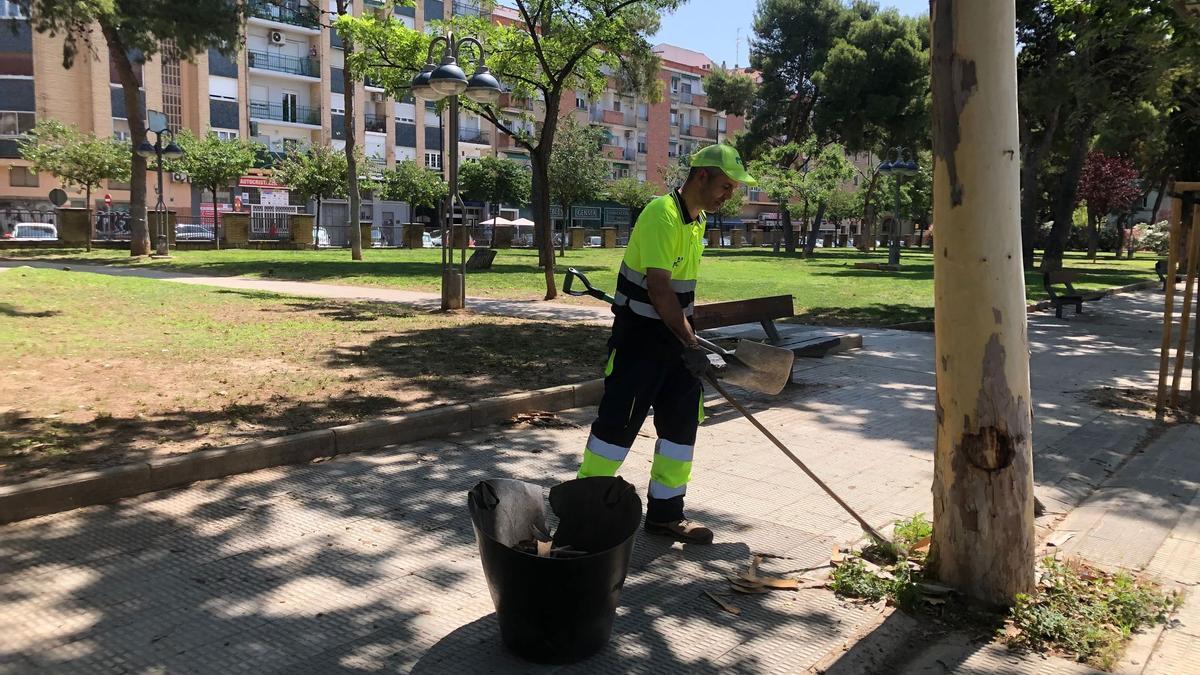 Un trabajador de FCC limbia las calles de Zaragoza
