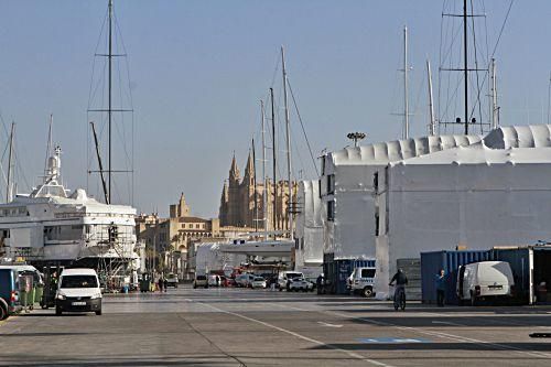 Bis zu 1.000 Tonnen schafft der neue Schiffskran auf der Alten Mole. Die Investition von STP Shipyard Palma symbolisiert den Boom einer strategischen Branche der Insel. Ein Besuch auf der Werft