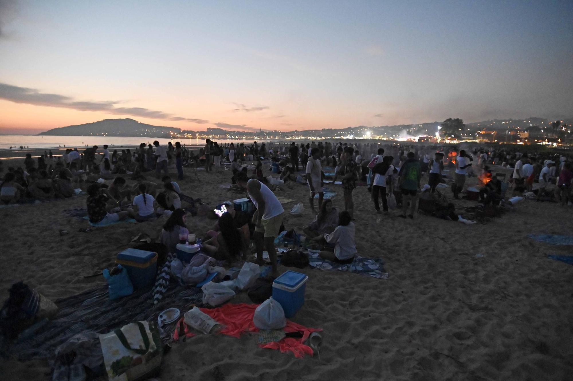 Ambientazo en las playas y plazas llenas para celebrar la noche meiga