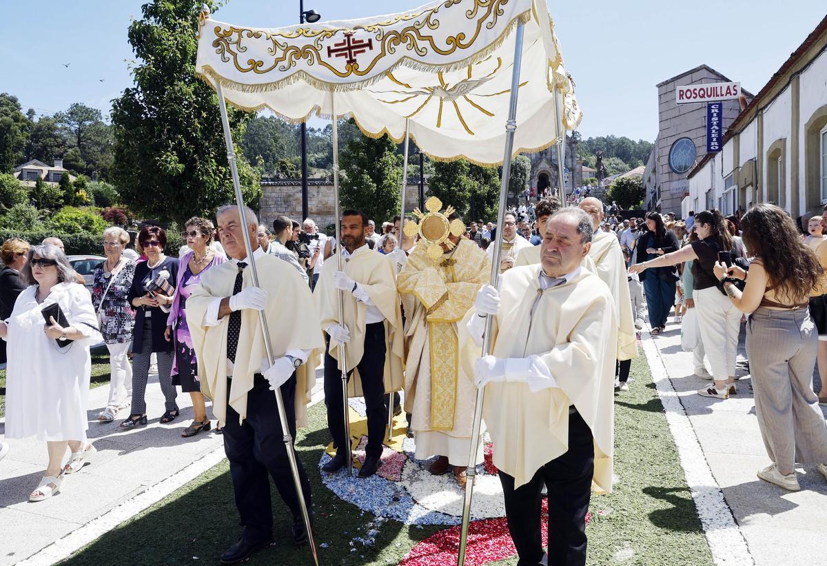 El Corpus Christi de Gondomar con su singular escalera floral El Corpus Christi de Gondomar con su singular escalera floral