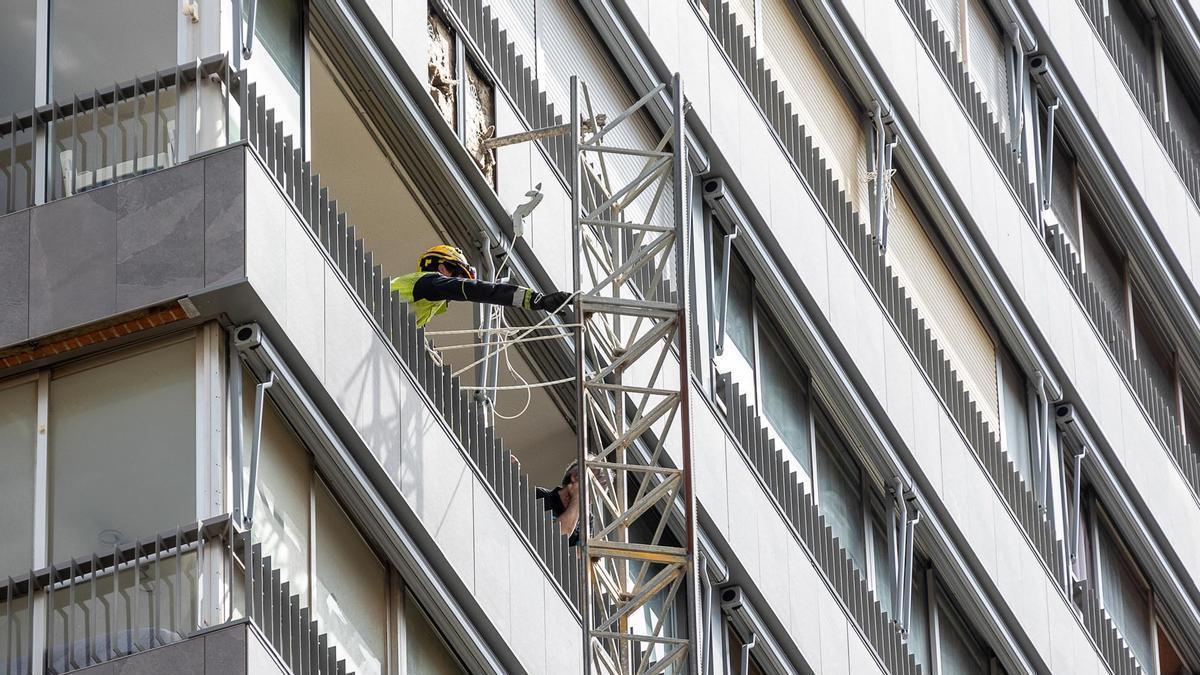 Mueren dos personas tras desplomarse un andamio en un edificio de 18 plantas en Benidorm