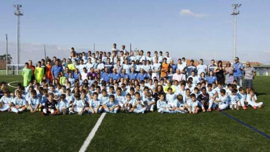 Todas las categorías reunidas ayer en el campo de Beluso. // Carmen Giménez