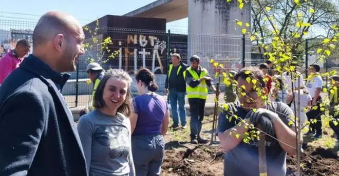 Alumnado de Porriño planta 171 árboles en el Paseo do Louro