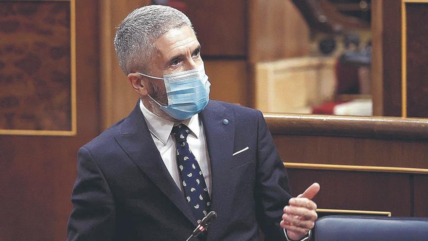 El ministro de Interior ayer en el Congreso, convertido en centro de las críticas de los nacionalistas canarios.