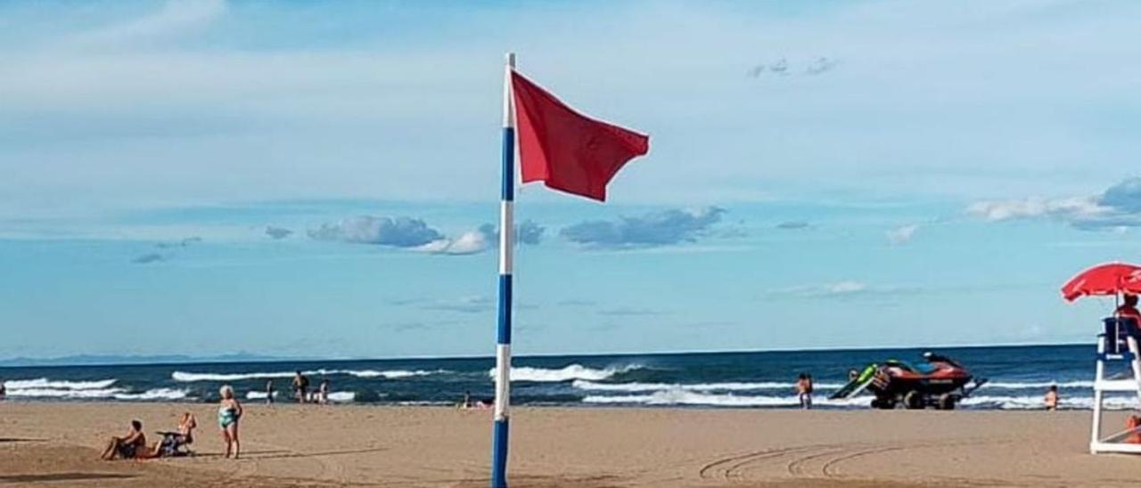 La bandera roja en la playa Nord de Gandia, en una imagen de primera hora de la tarde de ayer.              | LEVANTE-EMV