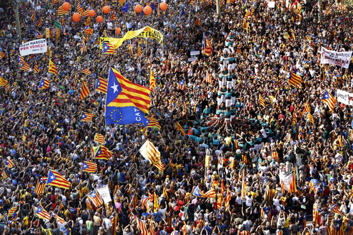 Imatge de la manifestació a l’altura de passeig de Gràcia amb Gran Via.